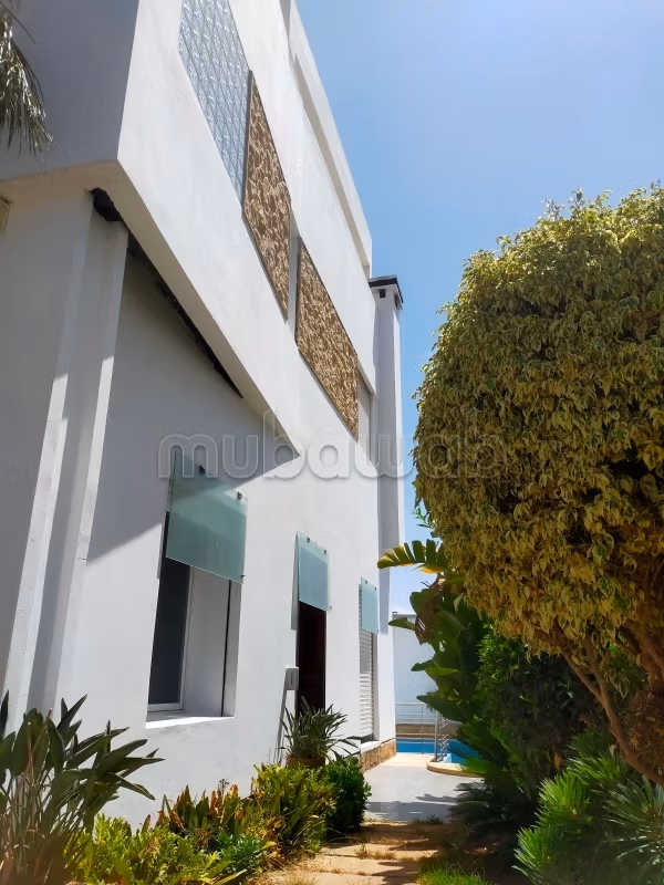 Villa con dependencias y terraza en el barrio Oasis