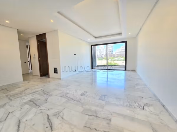 Bel appartement en location à Casablanca Finance City. 3 chambres. Porte blindée, antenne parabolique