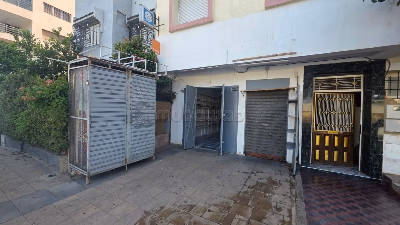 Negozio commerciale in affitto con licenza di tabacco nel quartiere Al-Anwar vicino alla strada dell'esercito re