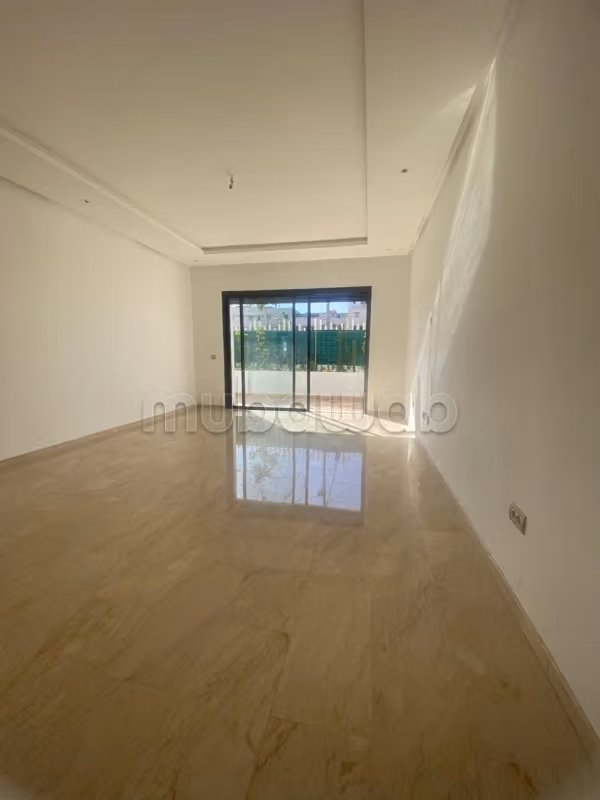 Superbe appartement à louer à Agdal. 
Superficie 130 m². 
Terrasse et ascenseur