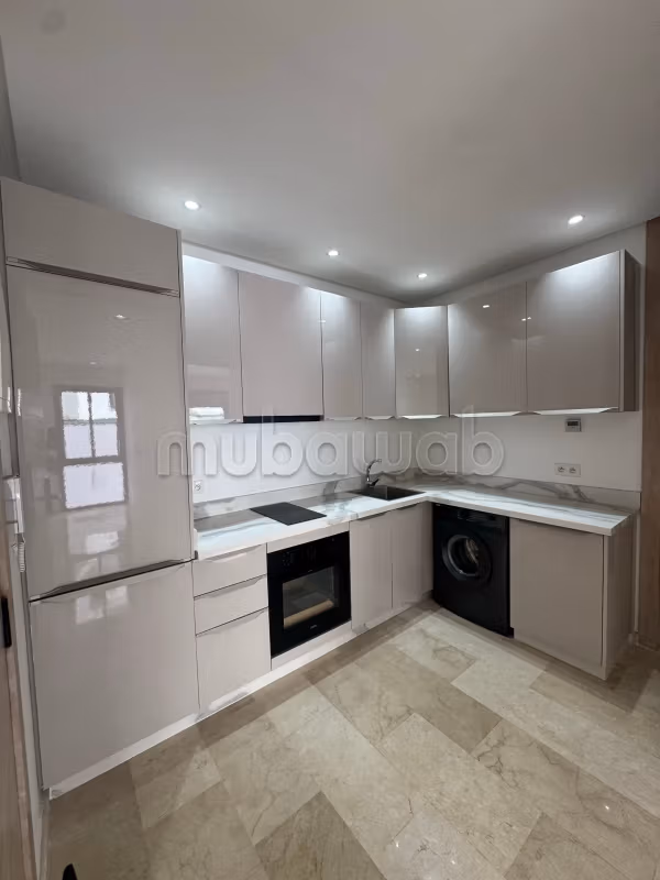 Vente d'un bel appartement à Bourgogne Ouest. 
1 belle chambre. 
Ascenseur et garage
