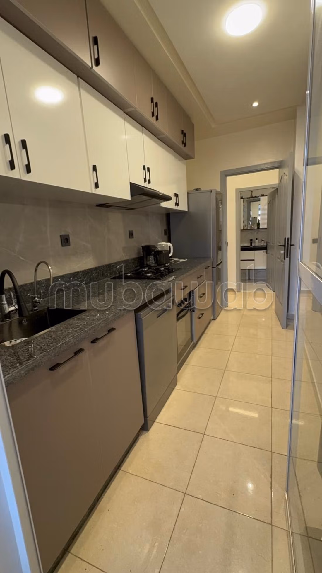 Appartement à vendre à Ain Mezouar. 
3 pièces. 
Meublé — 6