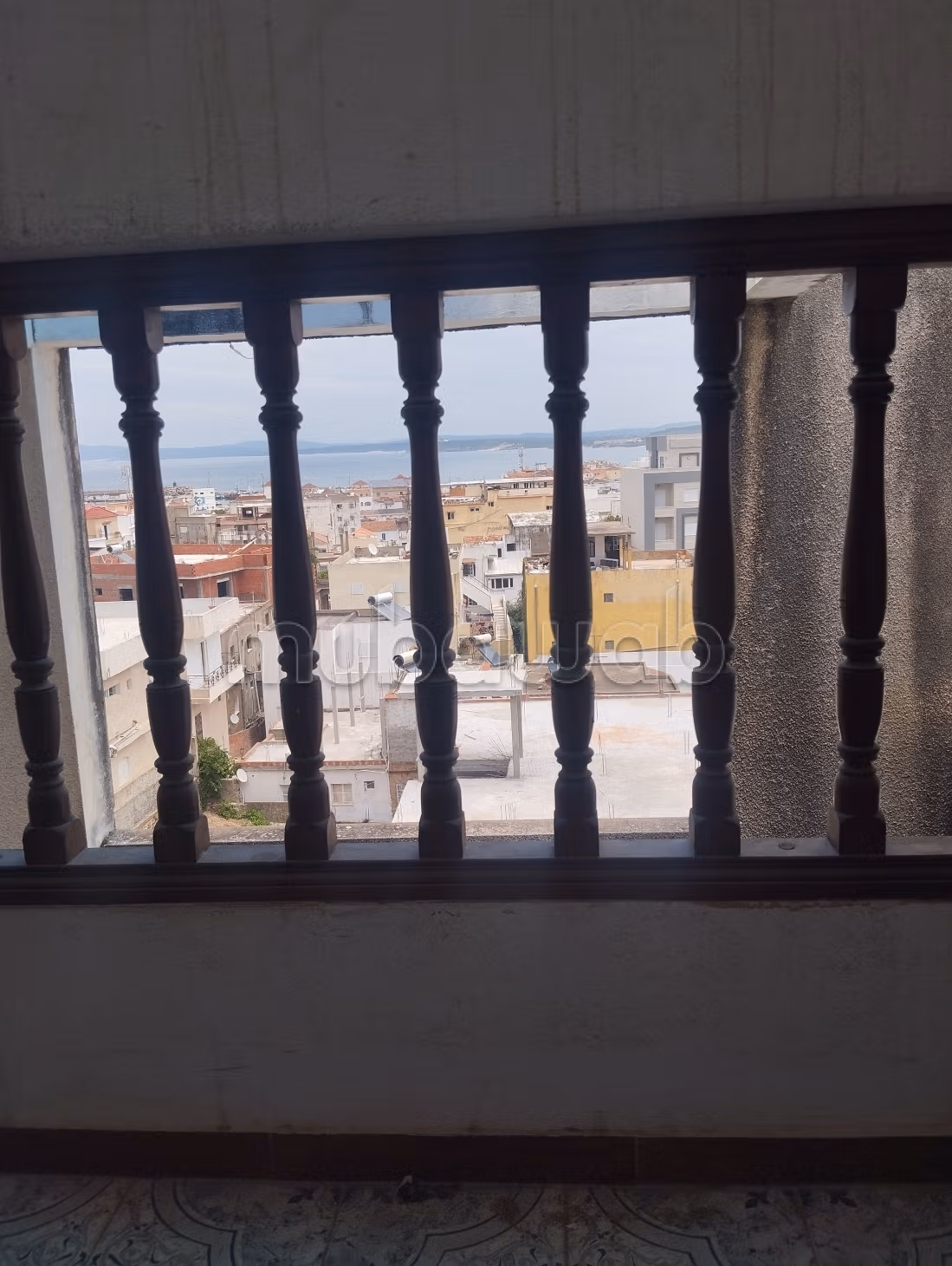 Vente d'un bel appartement à Tabarka Ville. 
1 chambre. 
Système de parabole