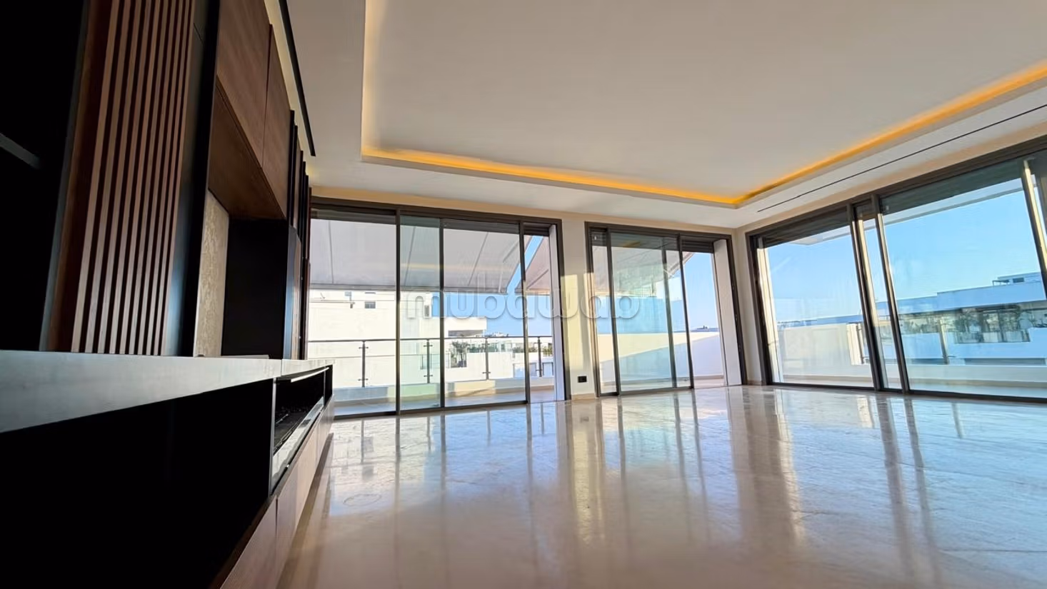 Penthouse vide à louer – L’OrangeraieREF: — 2