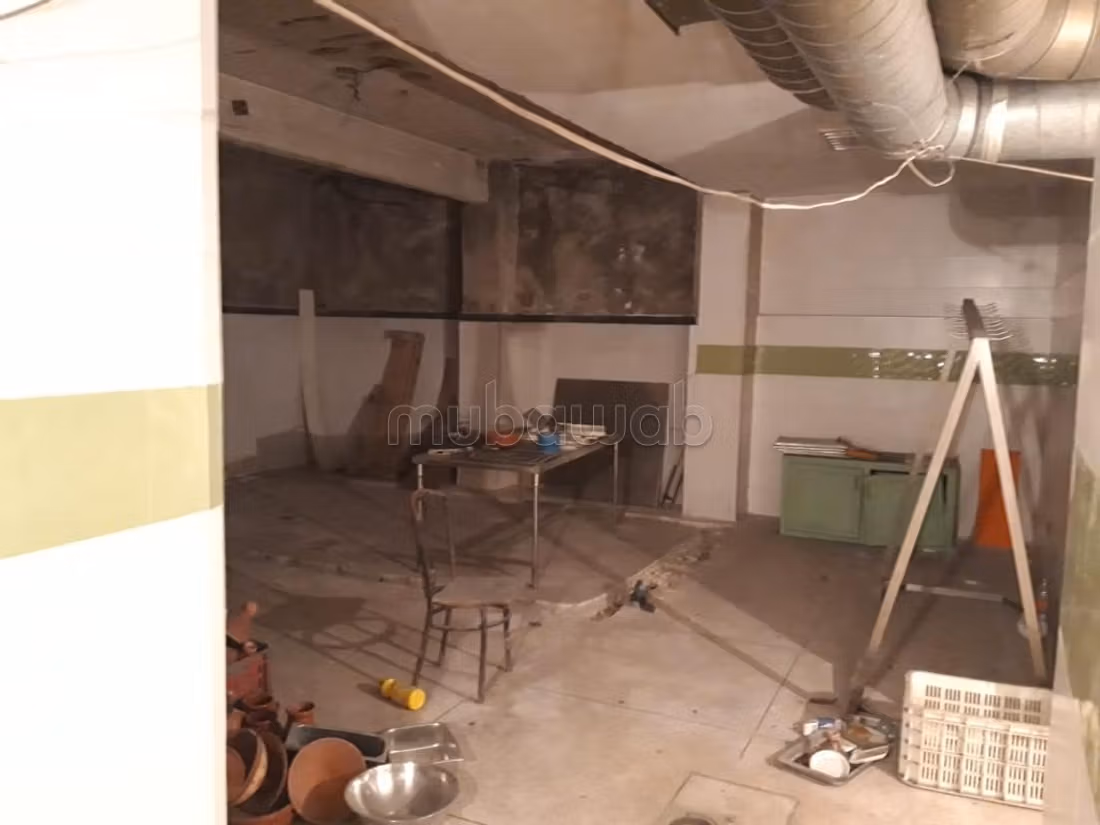 Local comercial en venta a Liberté. Superficie total 760 m². Sistema de climatización