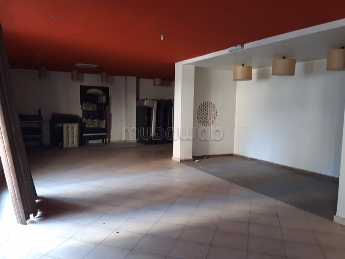 Local comercial en venta a Liberté. Superficie total 760 m². Sistema de climatización
