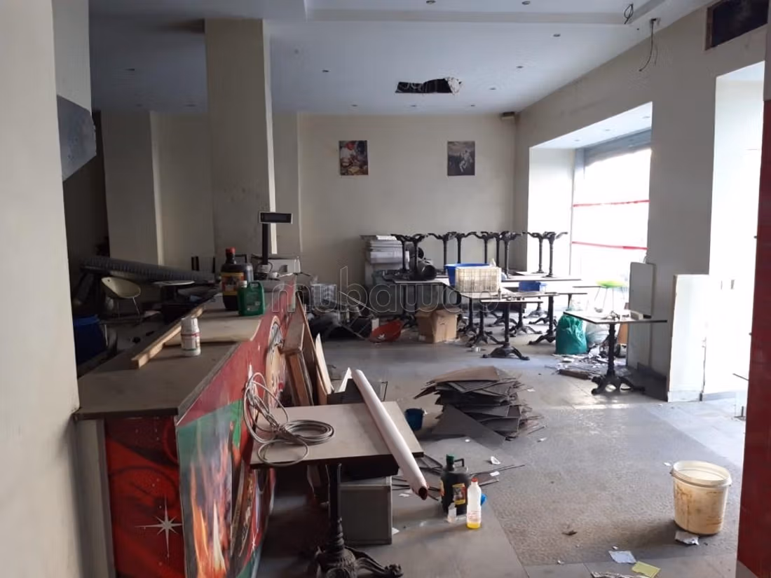 Local comercial en venta a Liberté. Superficie total 760 m². Sistema de climatización