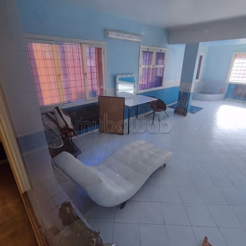 Vend local commercial à Sidi Maarouf.
Surface de 830 m².
Chauffage central