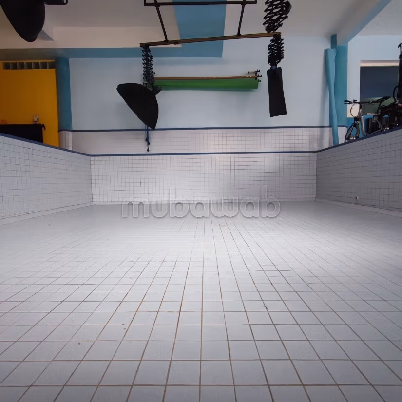 Vend local commercial à Sidi Maarouf.
Surface de 830 m².
Chauffage central