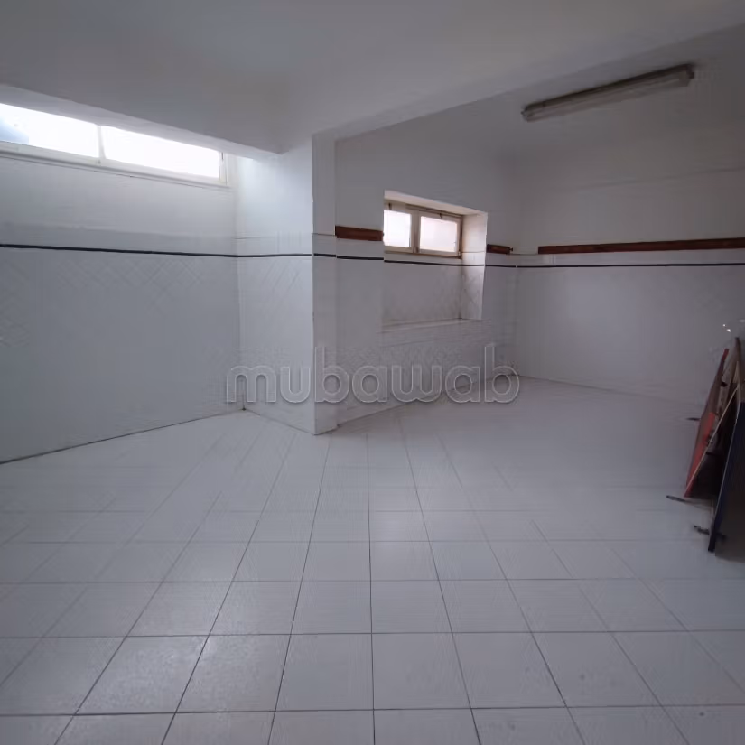 Vend local commercial à Sidi Maarouf.
Surface de 830 m².
Chauffage central