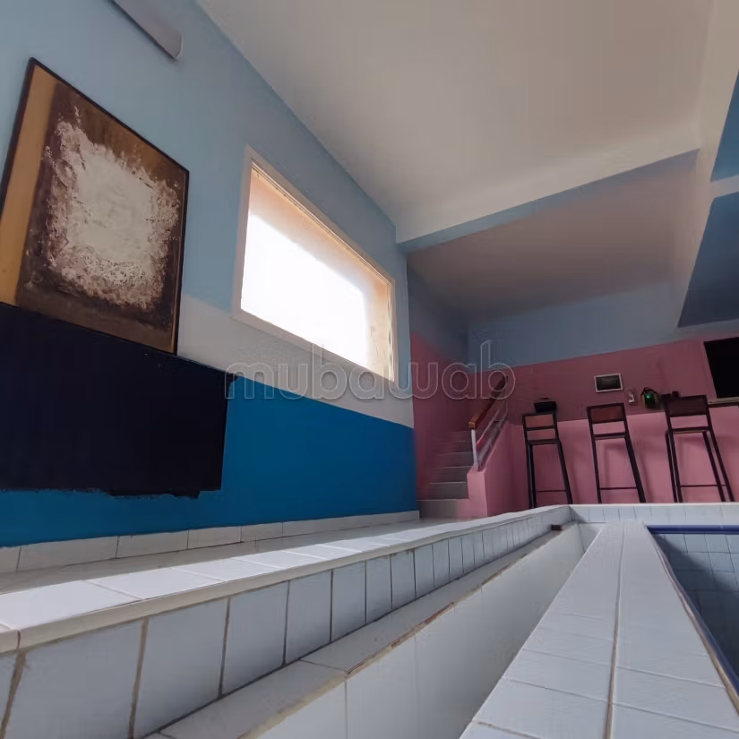 Vend local commercial à Sidi Maarouf.
Surface de 830 m².
Chauffage central