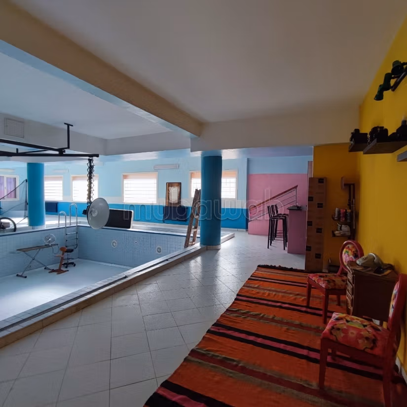 Vend local commercial à Sidi Maarouf.
Surface de 830 m².
Chauffage central