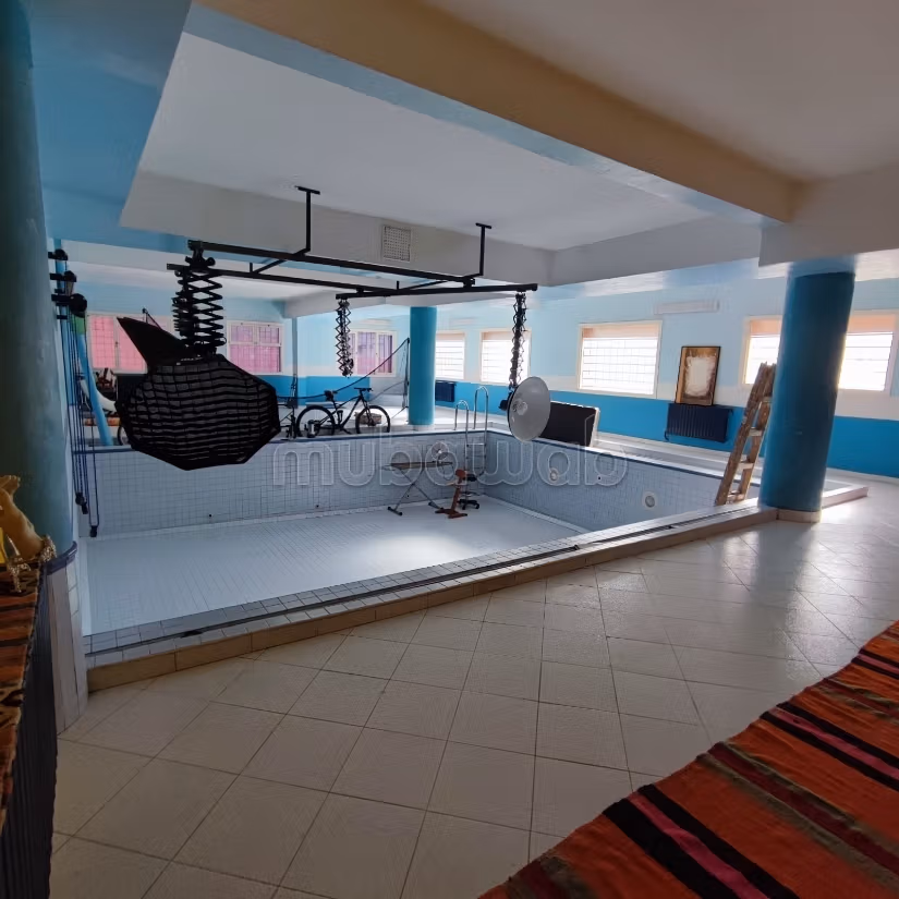 Vend local commercial à Sidi Maarouf.
Surface de 830 m².
Chauffage central