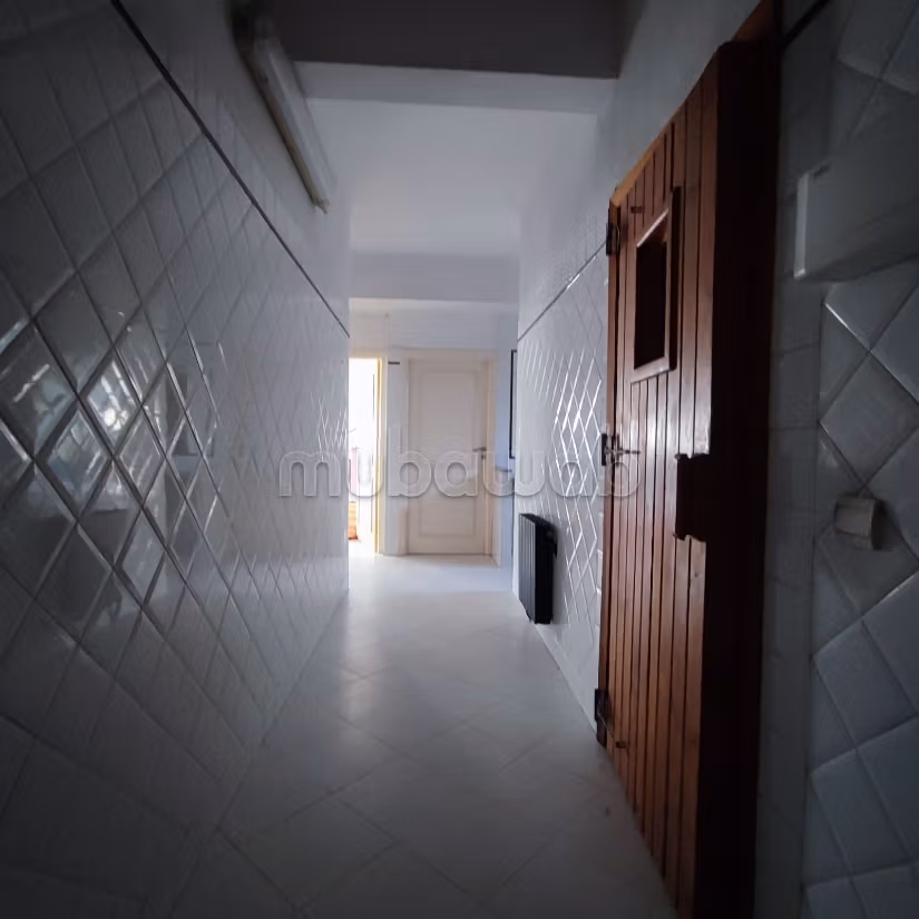 Vend local commercial à Sidi Maarouf.
Surface de 830 m².
Chauffage central