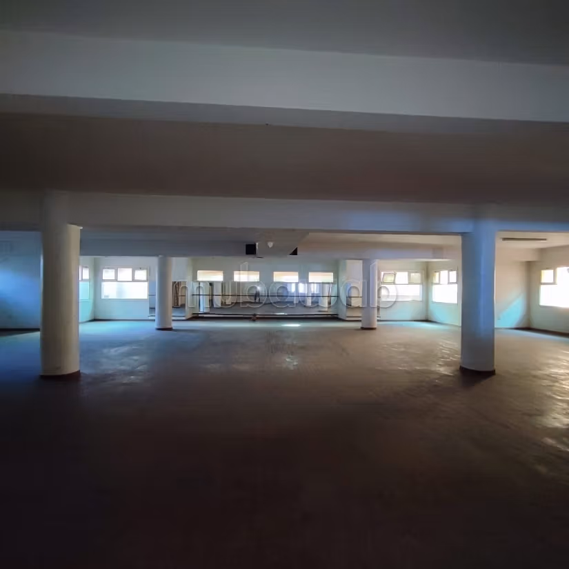 Vend local commercial à Sidi Maarouf.
Surface de 830 m².
Chauffage central
