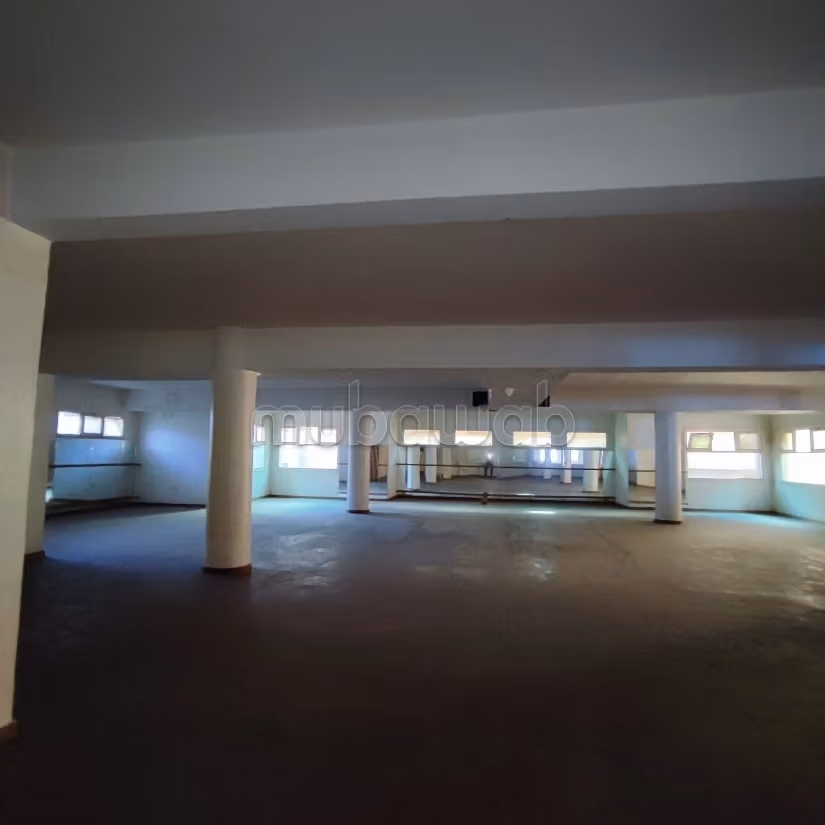 Vend local commercial à Sidi Maarouf.
Surface de 830 m².
Chauffage central