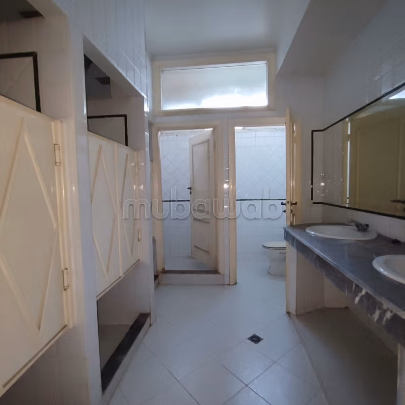 Vend local commercial à Sidi Maarouf.
Surface de 830 m².
Chauffage central