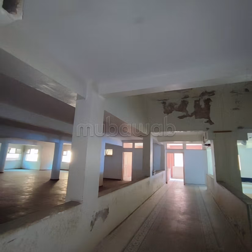 Vend local commercial à Sidi Maarouf.
Surface de 830 m².
Chauffage central