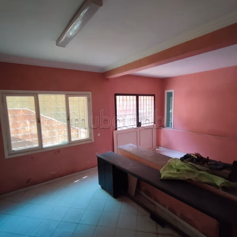 Vend local commercial à Sidi Maarouf.
Surface de 830 m².
Chauffage central