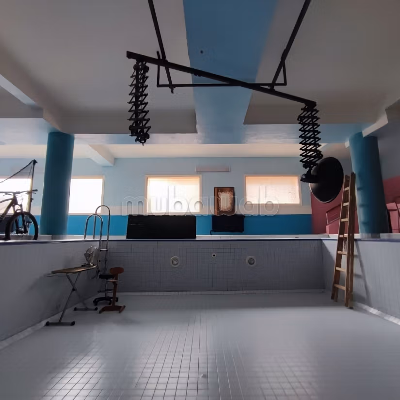 Vend local commercial à Sidi Maarouf.
Surface de 830 m².
Chauffage central