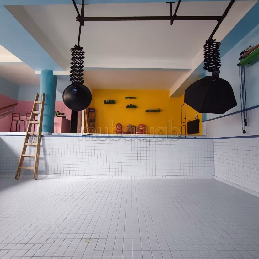 Vend local commercial à Sidi Maarouf.
Surface de 830 m².
Chauffage central