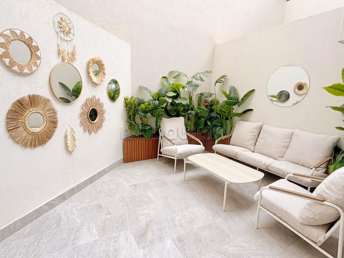 Superb studio with a magnificent large courtyard