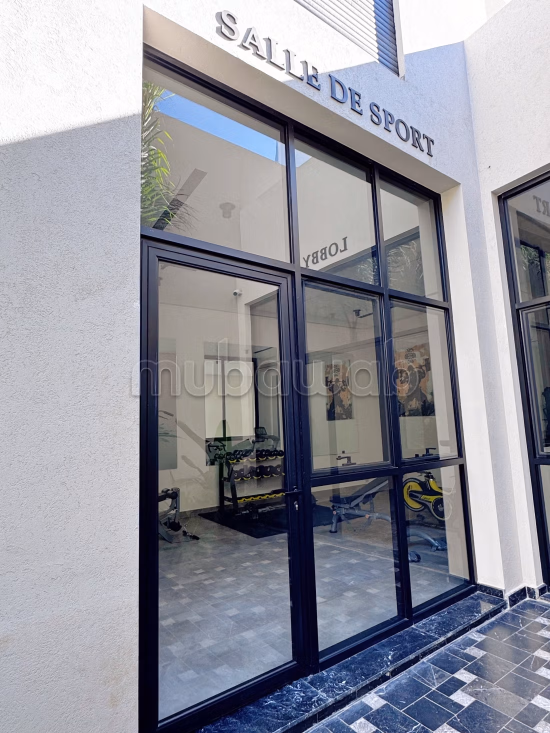 Superb studio with a magnificent large courtyard