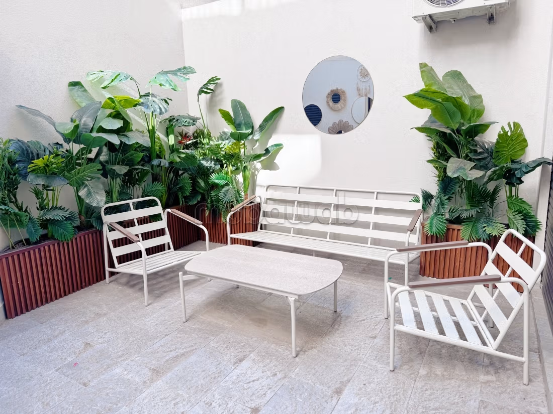 Superb studio with a magnificent large courtyard