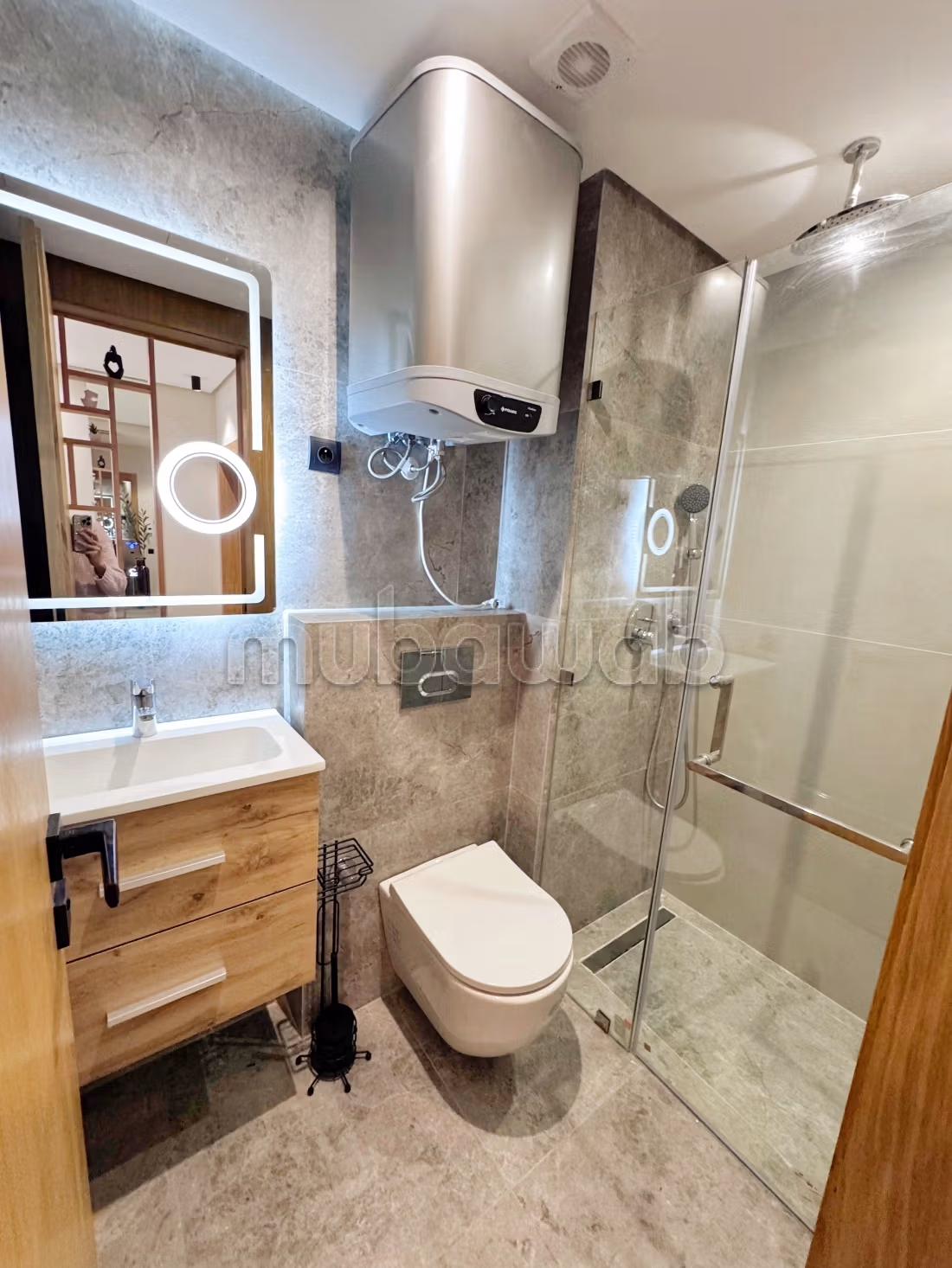 Superb studio with a magnificent large courtyard