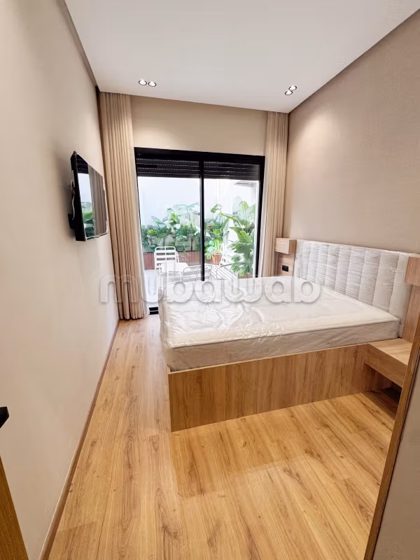 Superb studio with a magnificent large courtyard