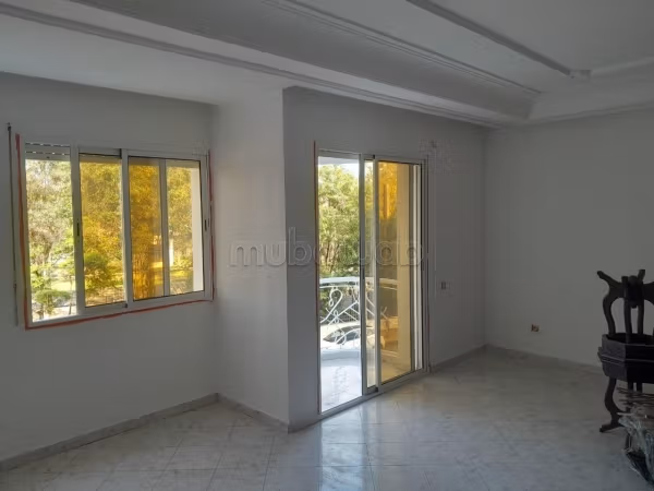 Louez cet appartement à Derb Lihoudi.
Surface totale 143 m².
Ascenseur et places de parking
