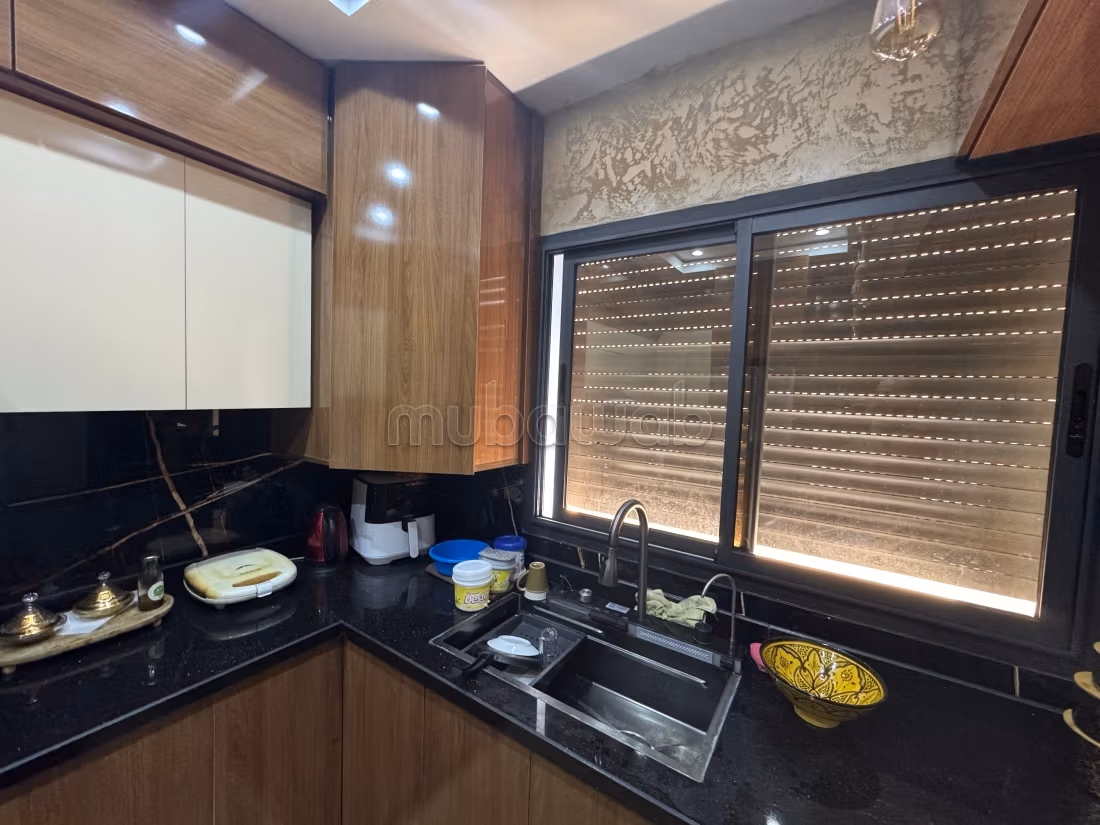 Maison à la vente à Sidi Allal El Bahraoui. 
Surface de 80 m². 
Cuisine bien équipée