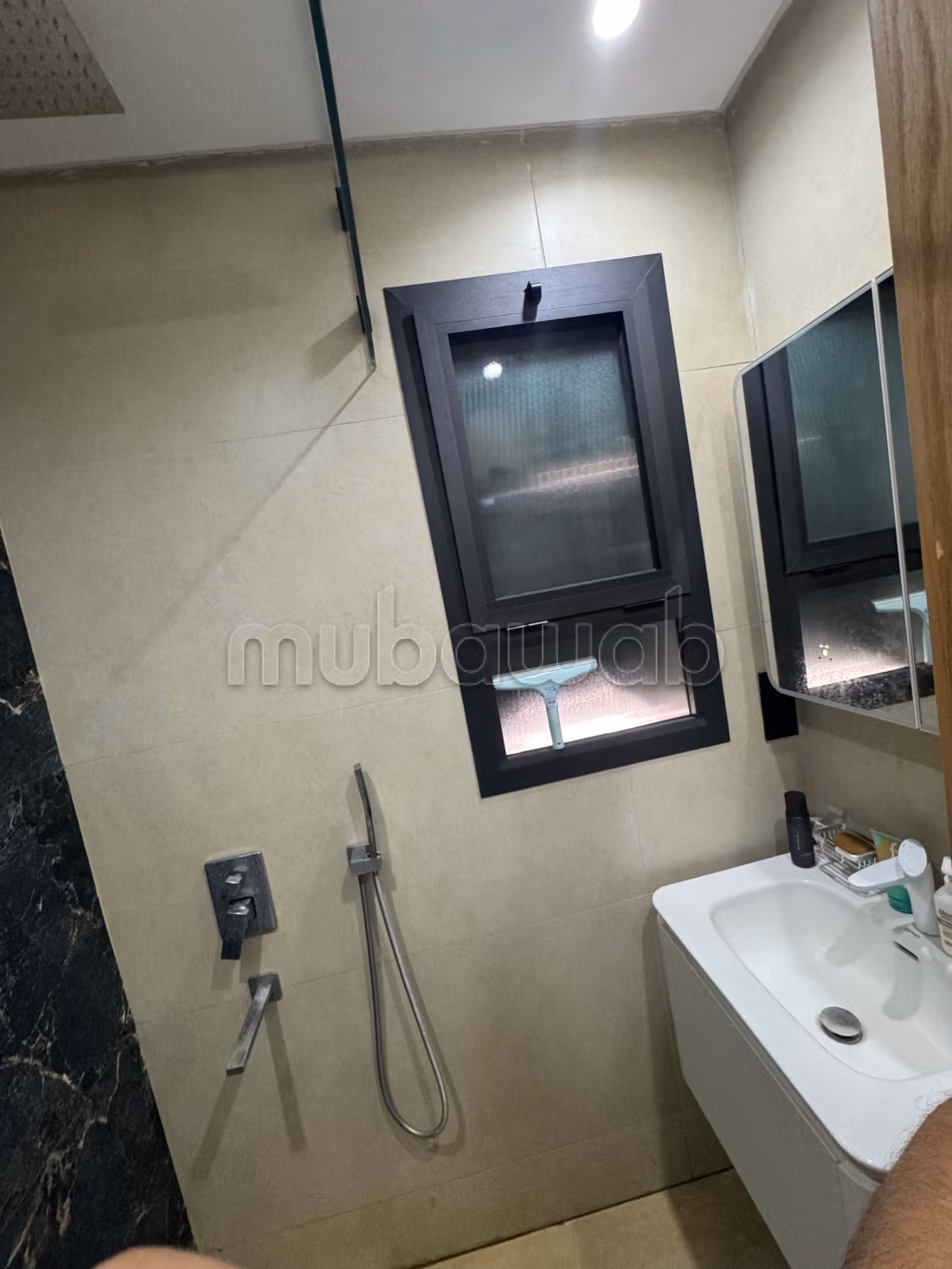 Maison à la vente à Sidi Allal El Bahraoui. 
Surface de 80 m². 
Cuisine bien équipée