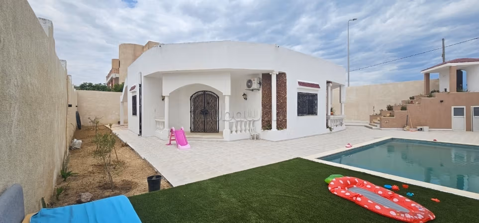 Luxury house for rent. Area of 600 m². Parking spaces and garden