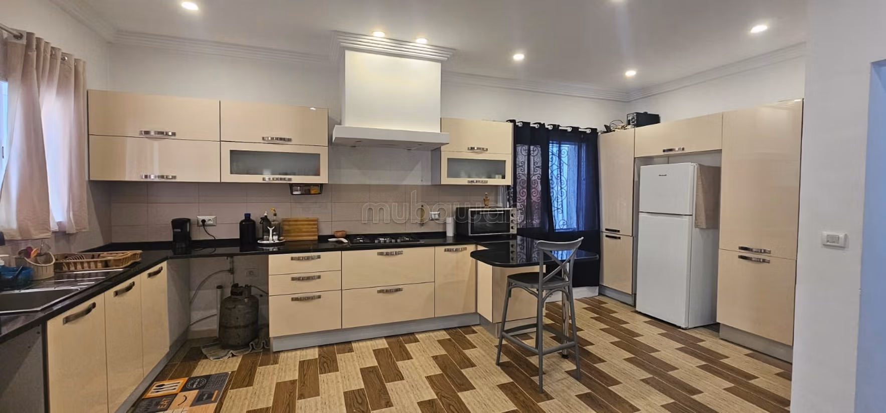 Villa with spacious pool LNL