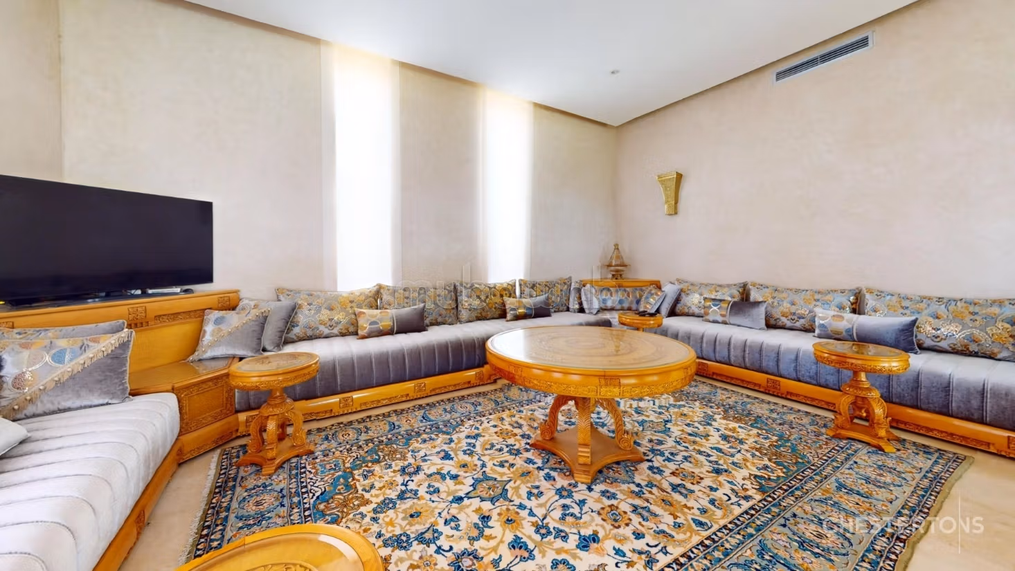 Superb 5-bedroom villa on Route de Ourzazate
