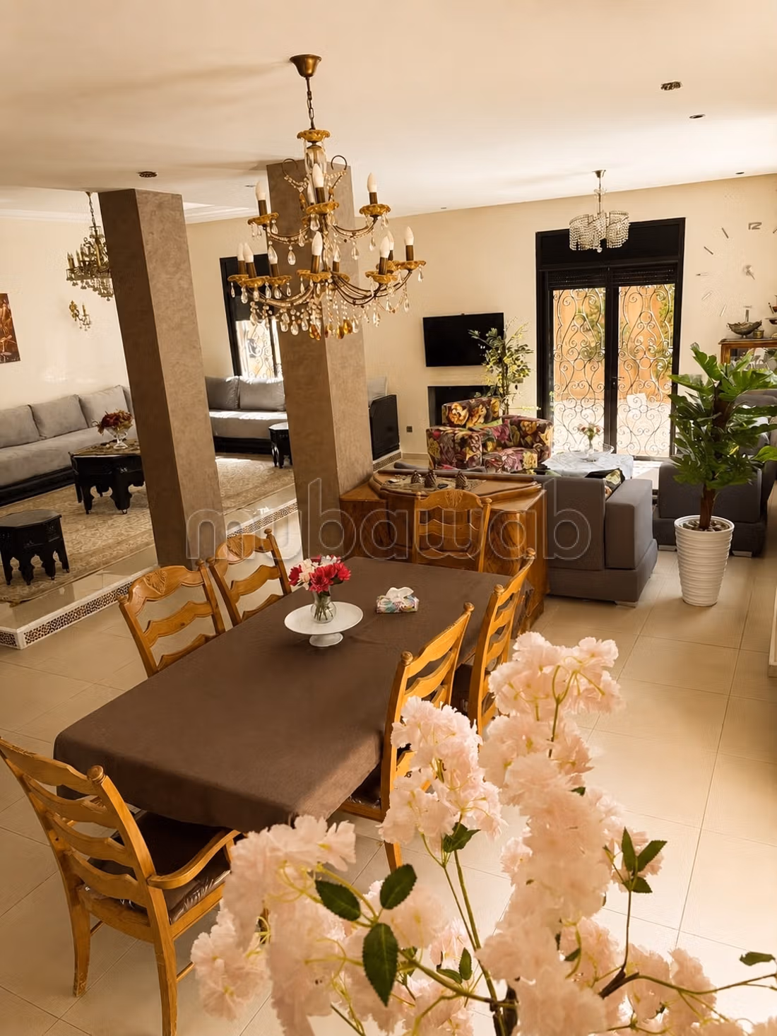 Villa de standing à louer pour vos vacances à Hay Targa.
Surface de 400 m².
Jardin et garage