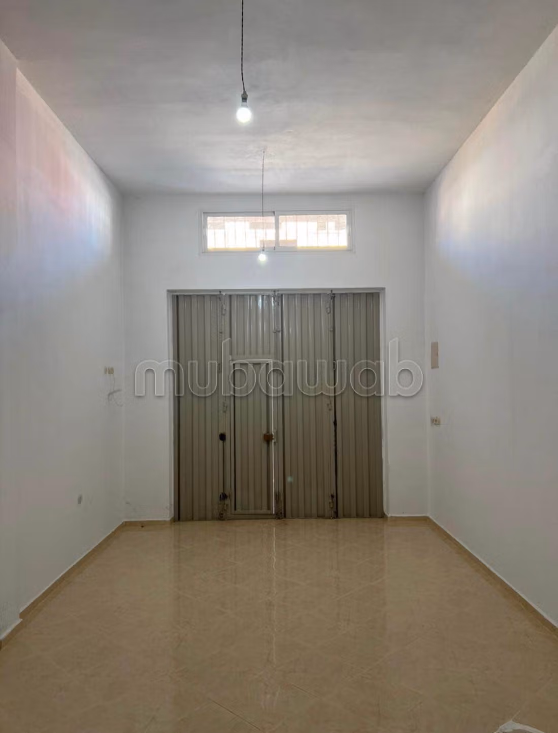Beau local commercial en location à Sidi Allal El Bahraoui. Surface de 45 m². Parking privé