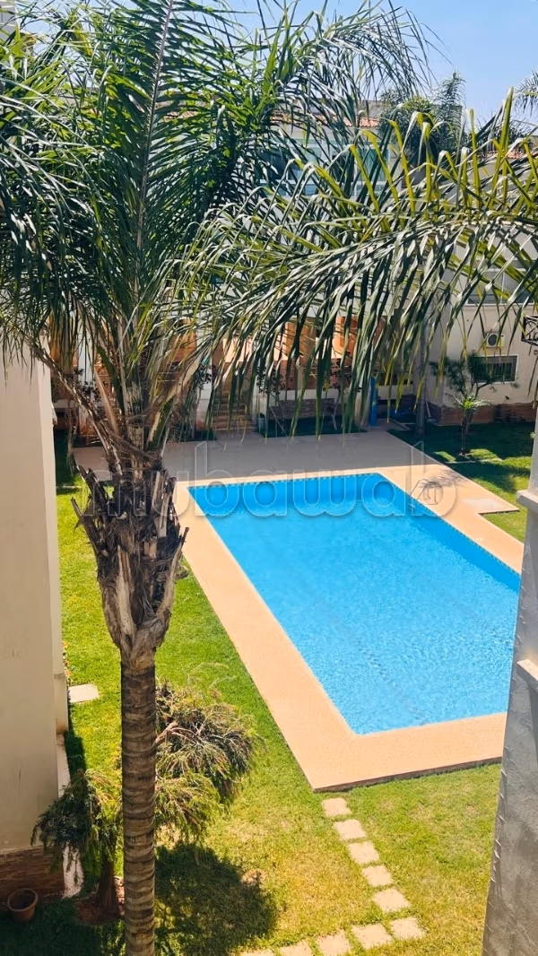 Venta de un hermoso apartamento en Harhoura. 3 habitaciones. Bien amueblado