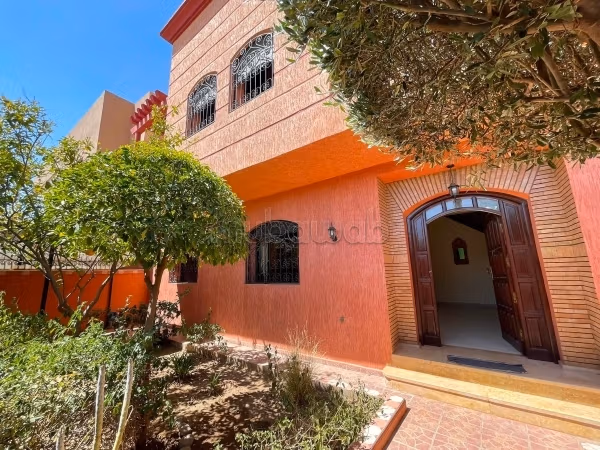 Villa for rent with 6 bedrooms located in Izdihar