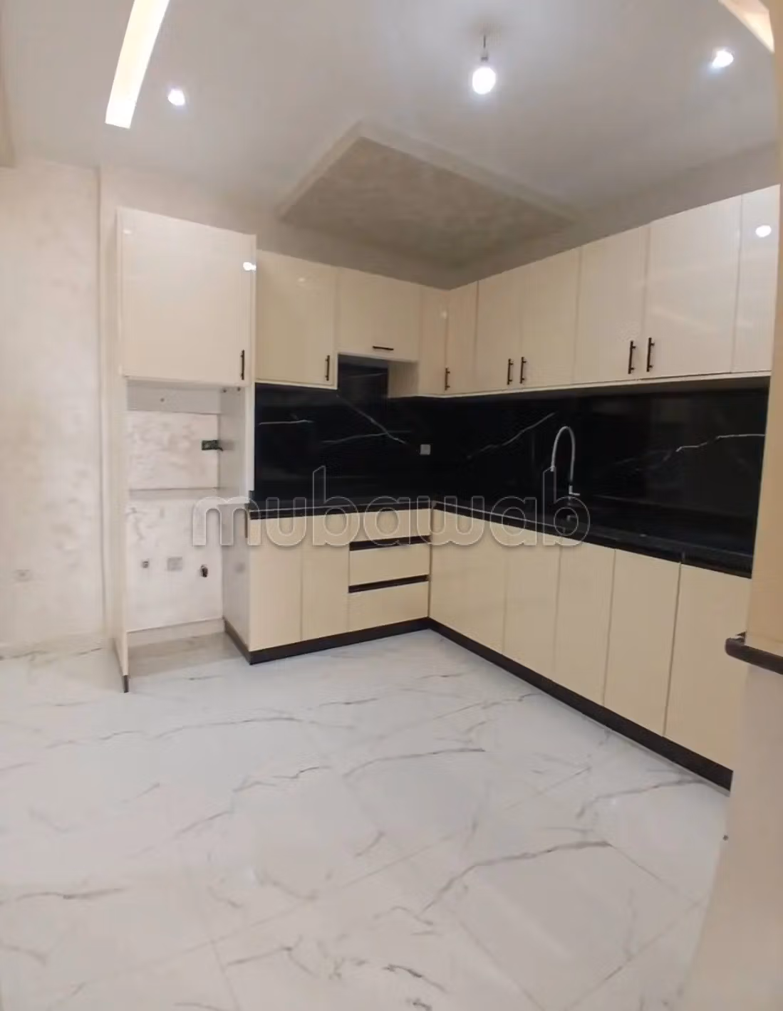Bel appartement à vendre à Al Boustane. 2 grandes pièces. Pl...