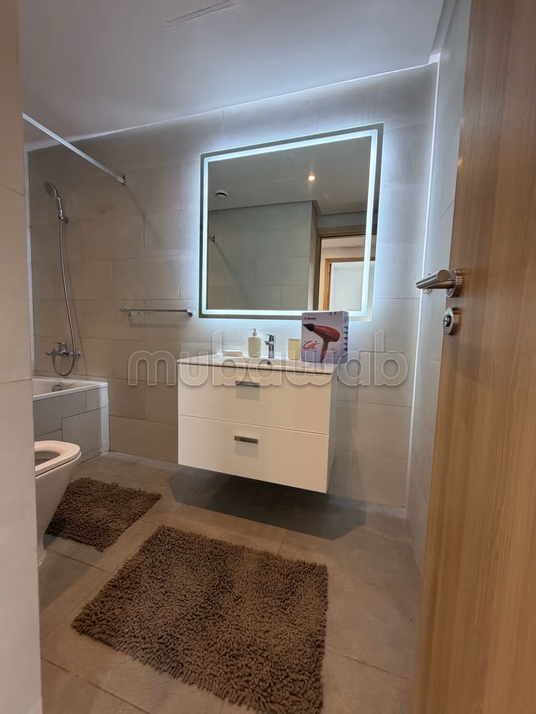 Appartement de vacances à louer à Founti.
Surface totale 95 m².
Piscine, climatisation