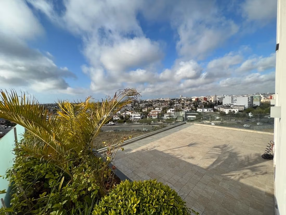 Appartement à louer à Casablanca Finance City. 
4 pièces confortables. 
Meublé