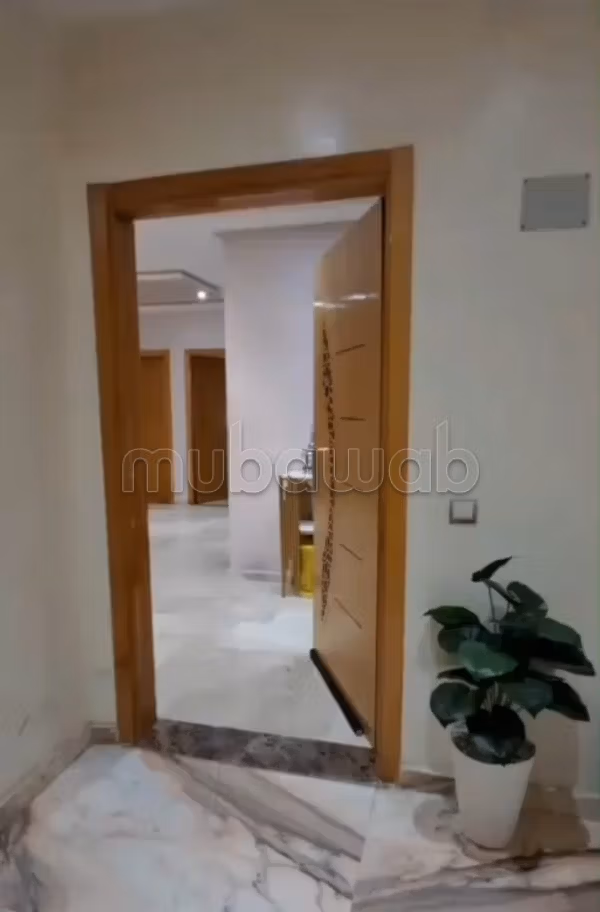 Superbe appartement à vendre à Al Qods. 
8 pièces confortables. 
Fenêtres double vitrage