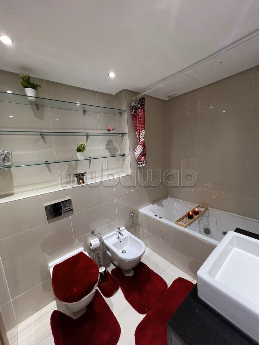 Geweldig appartement te koop op Boulevard Med 6, 3 kamers. Gemeubileerd