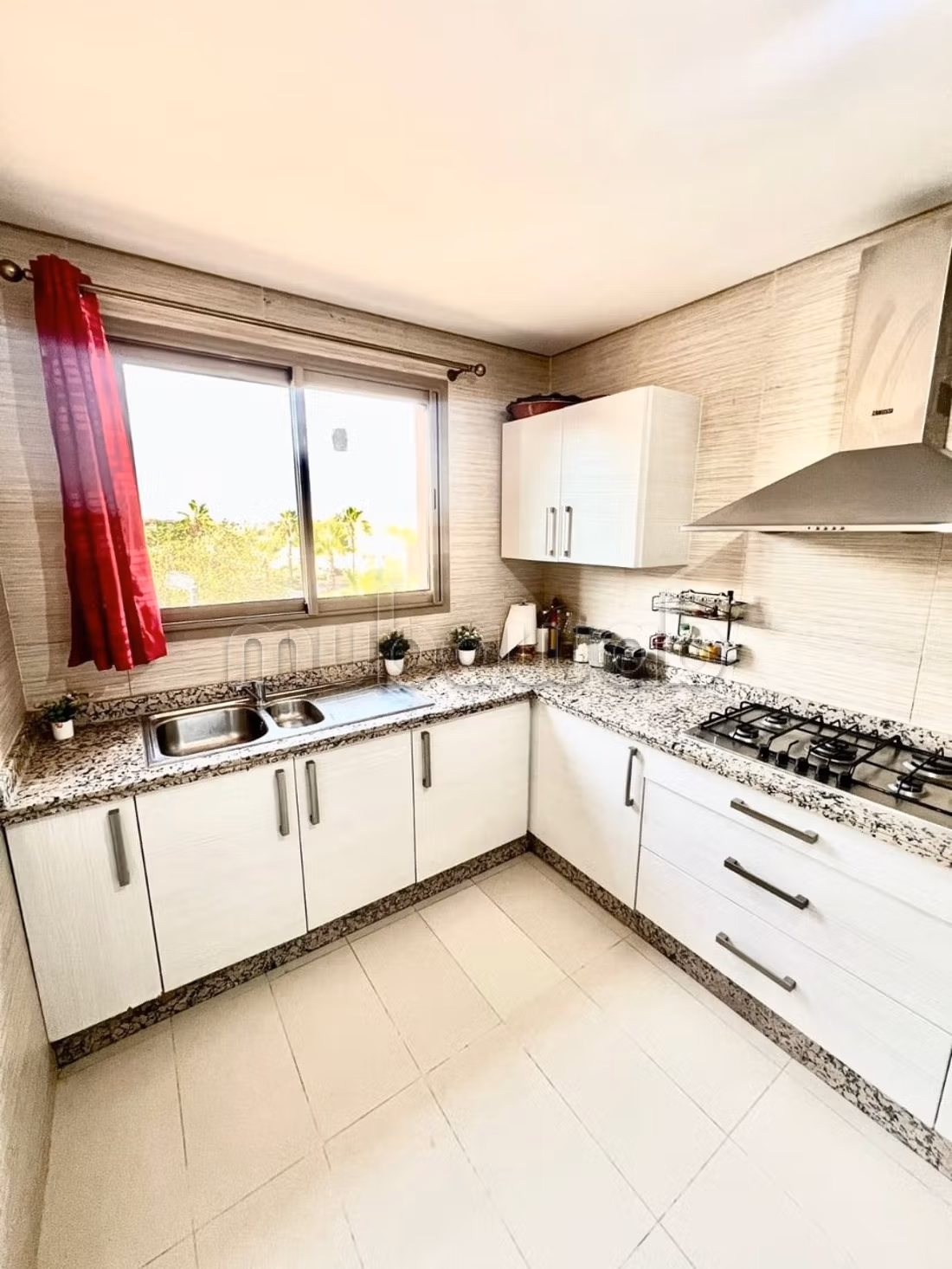 Geweldig appartement te koop op Boulevard Med 6, 3 kamers. Gemeubileerd