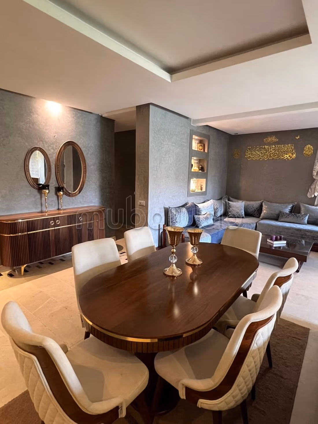 Geweldig appartement te koop op Boulevard Med 6, 3 kamers. Gemeubileerd