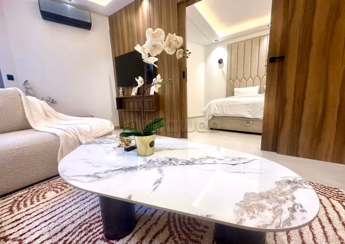 Vente d'un bel appartement à Derb Loubila. 
3 grandes pièces. 
Meublé — 3