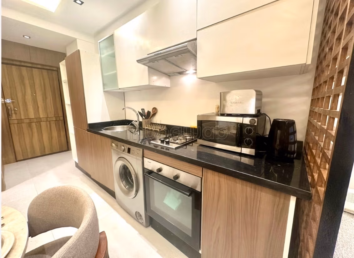 Vente d'un bel appartement à Derb Loubila. 
3 grandes pièces. 
Meublé — 6
