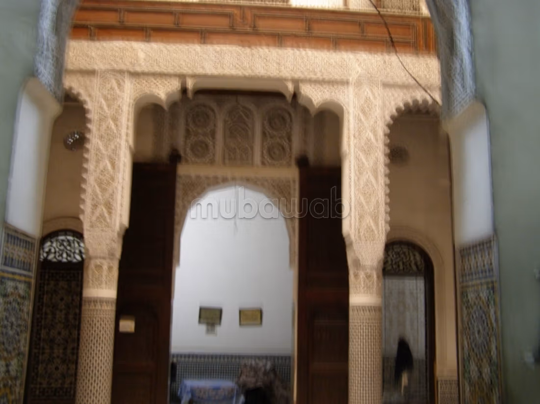 Zeer mooie riad te koop in El Keddan. Oppervlakte van 186 m². Rustige omgeving met uitzicht op de bergen, pantserdeur